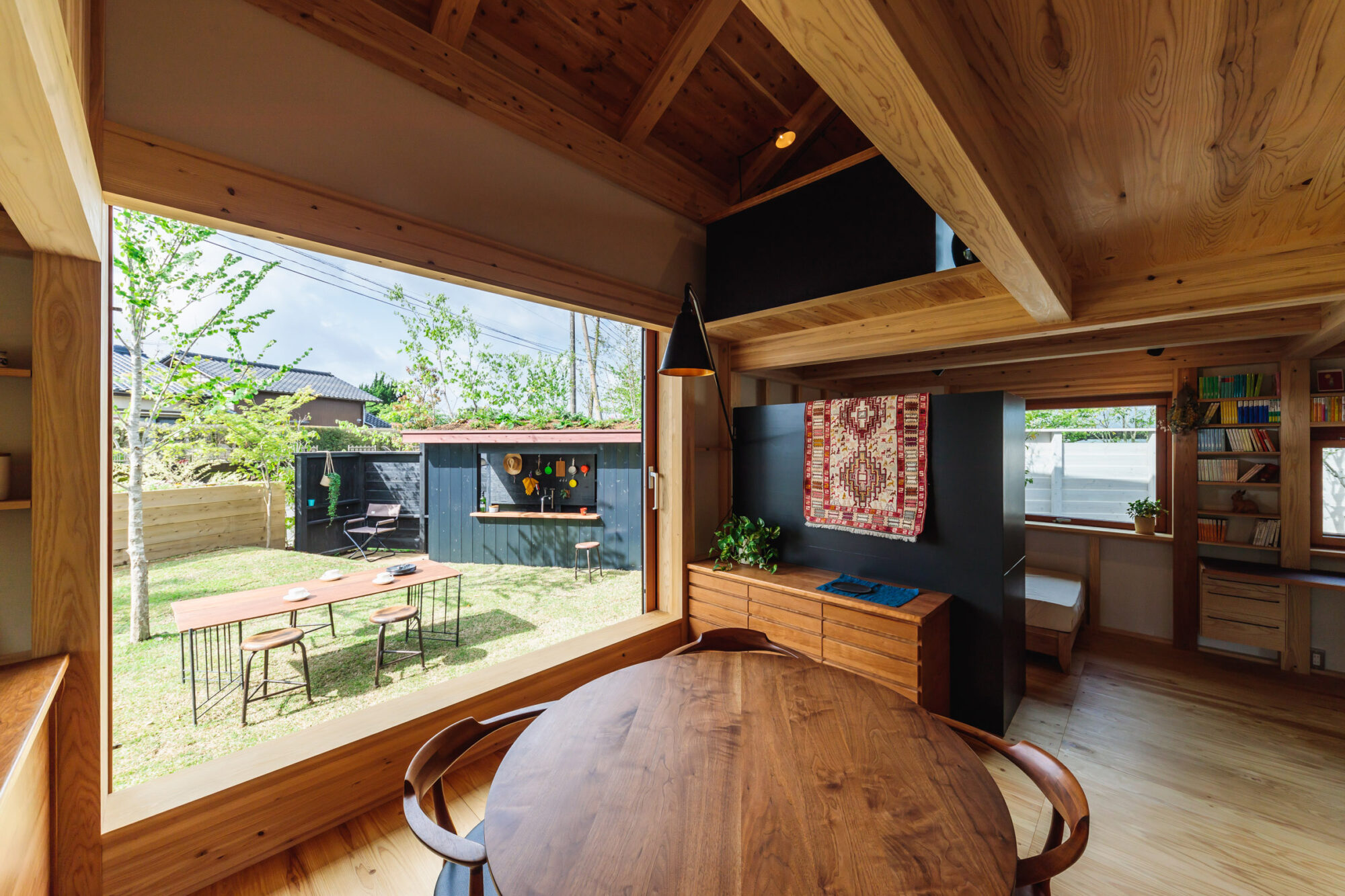 大開口サッシから繋がる中庭ではランチをしたりお茶をしたりできます