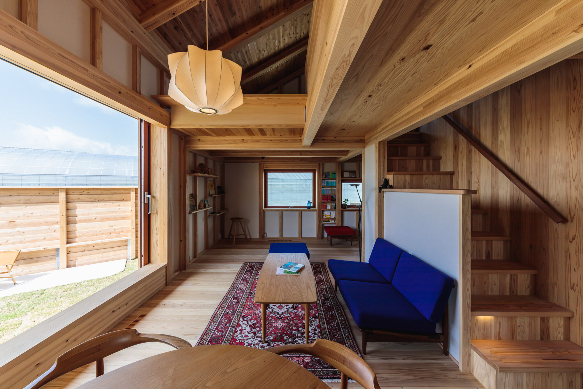 大開口サッシと自然素材の開放感のある家