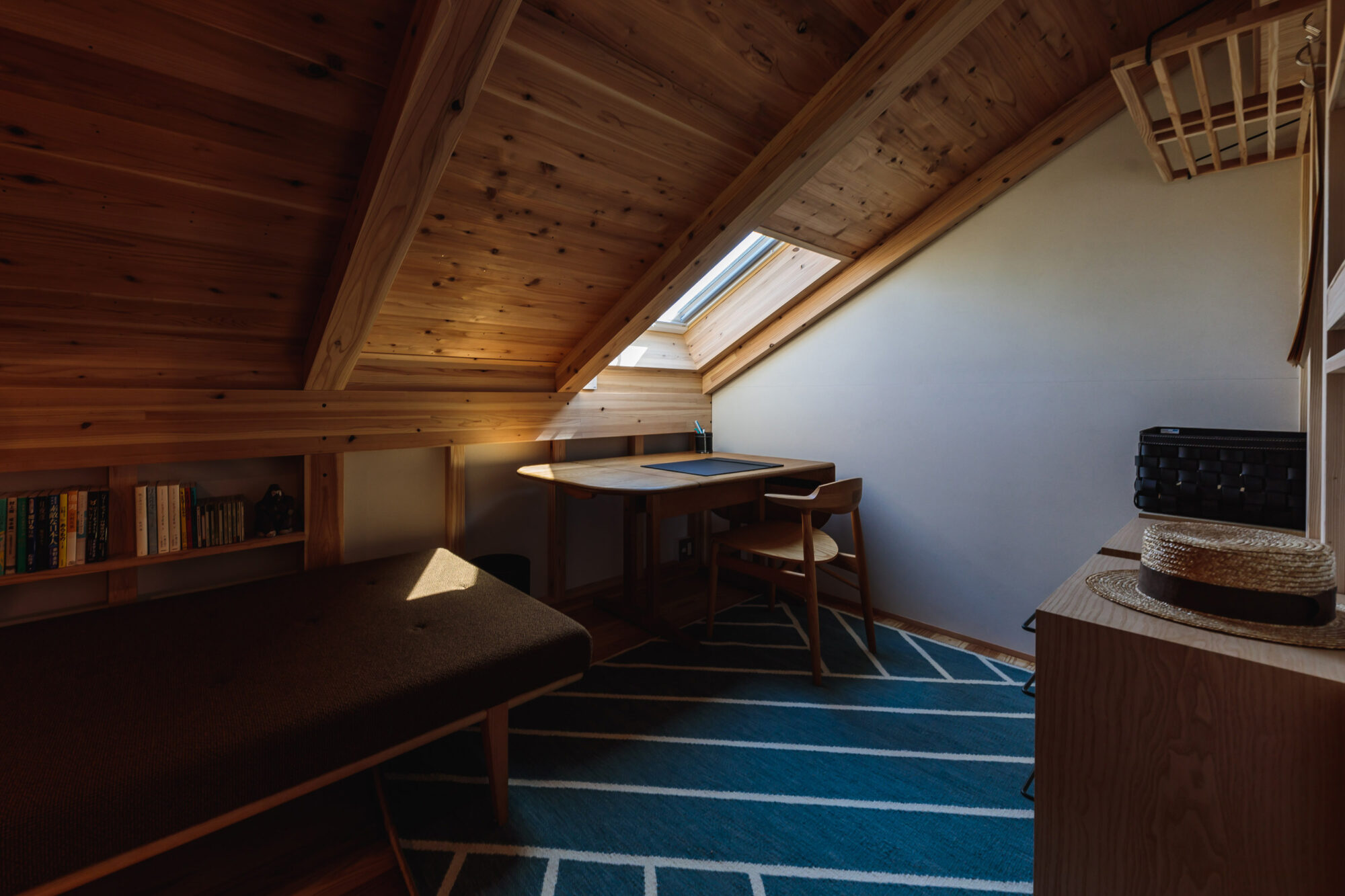 勾配天井に天窓をつけ自然と調和した一部屋