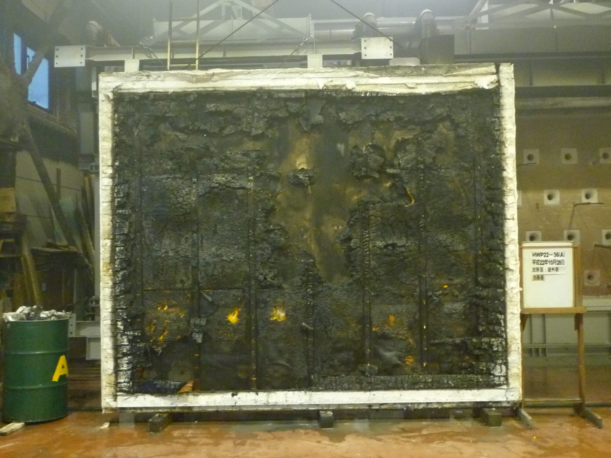 自然素材の家での耐火実験を終えた外壁の写真です