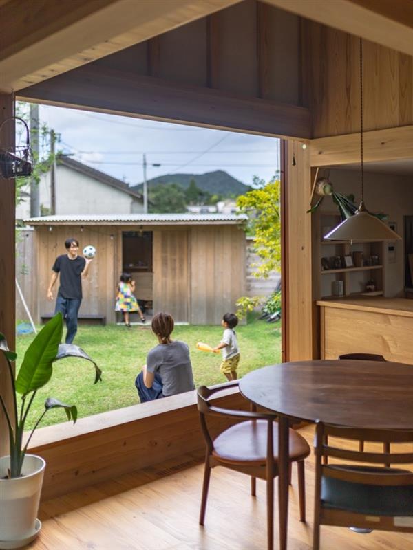 中庭で遊ぶ家族の写真です。