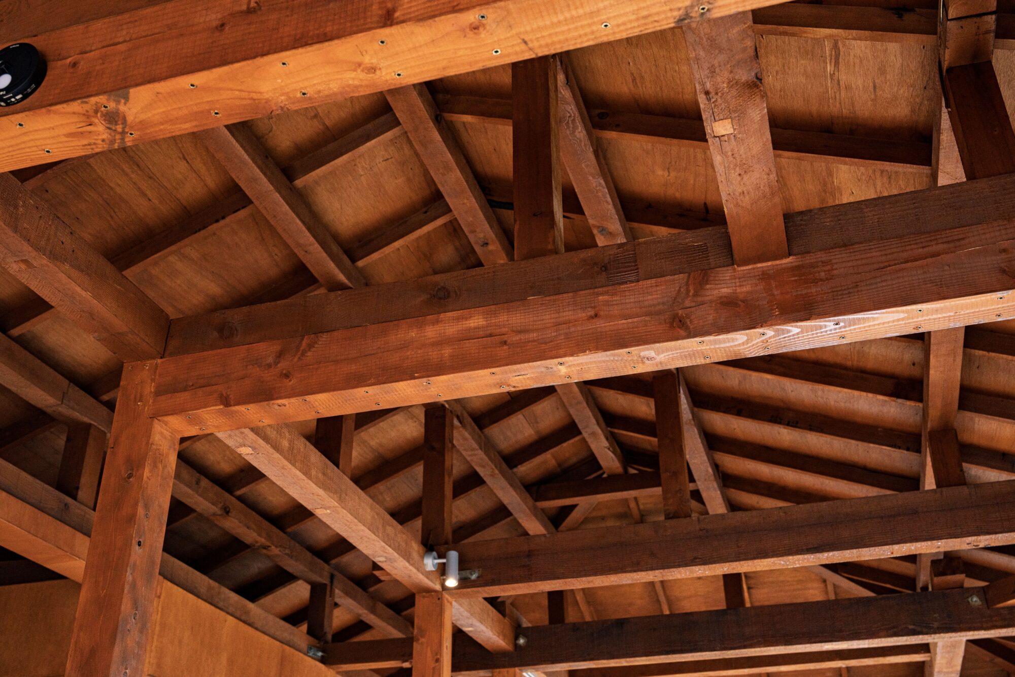 木を使い性能向上リノベーションした屋根