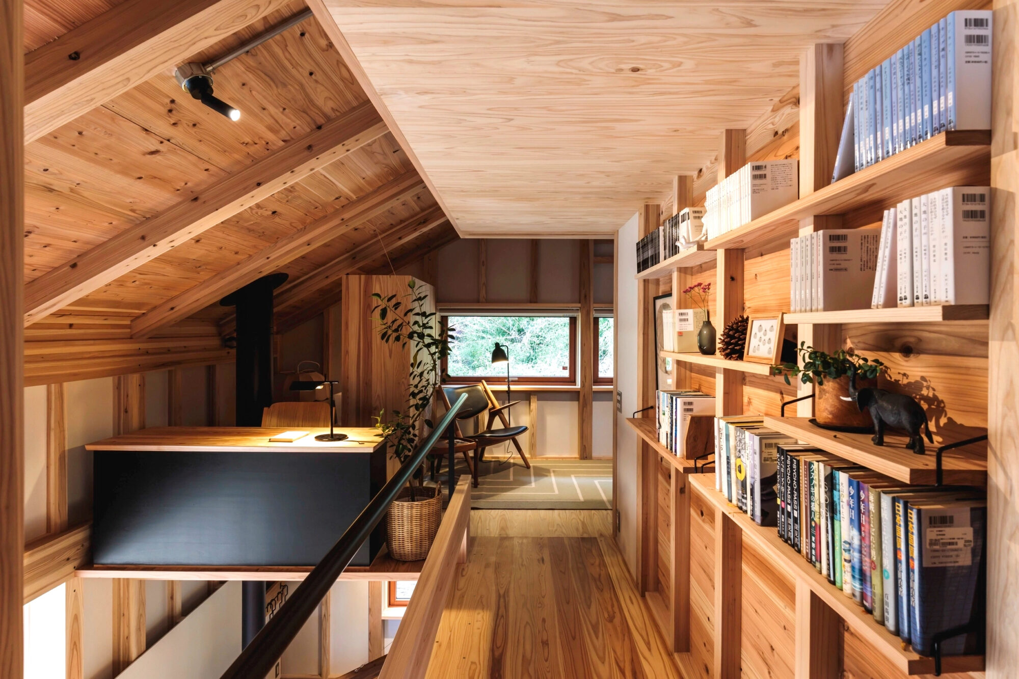 勾配天井の自然素材の家でお気に入りの読書をして心地の良い暮らしを送る