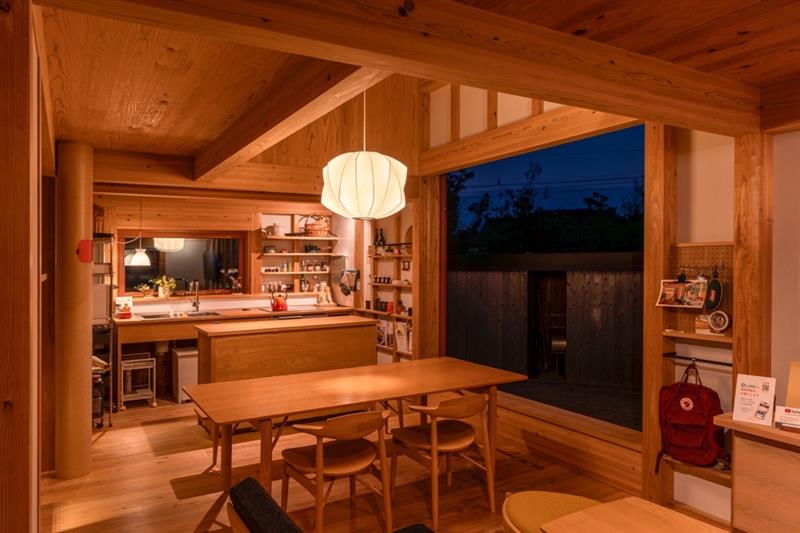 天井・造作家具・木製サッシ・床、全てが自然素材で統一された温かみのある家