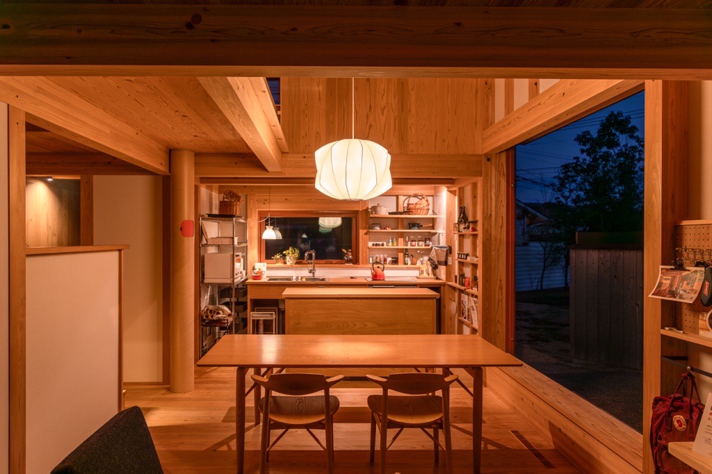 自然素材の家で大開口サッシからの夕方の姿が映ります