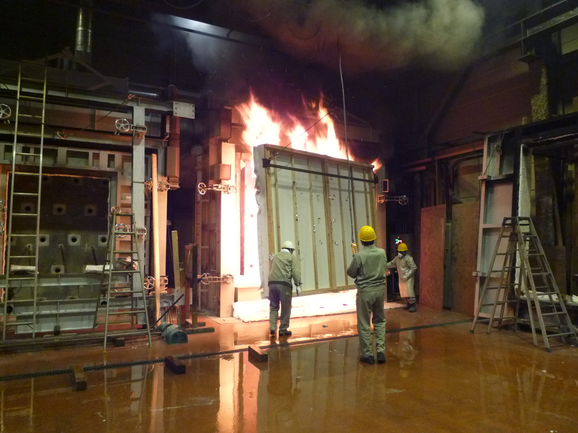 自然素材の家での耐火実験の写真です