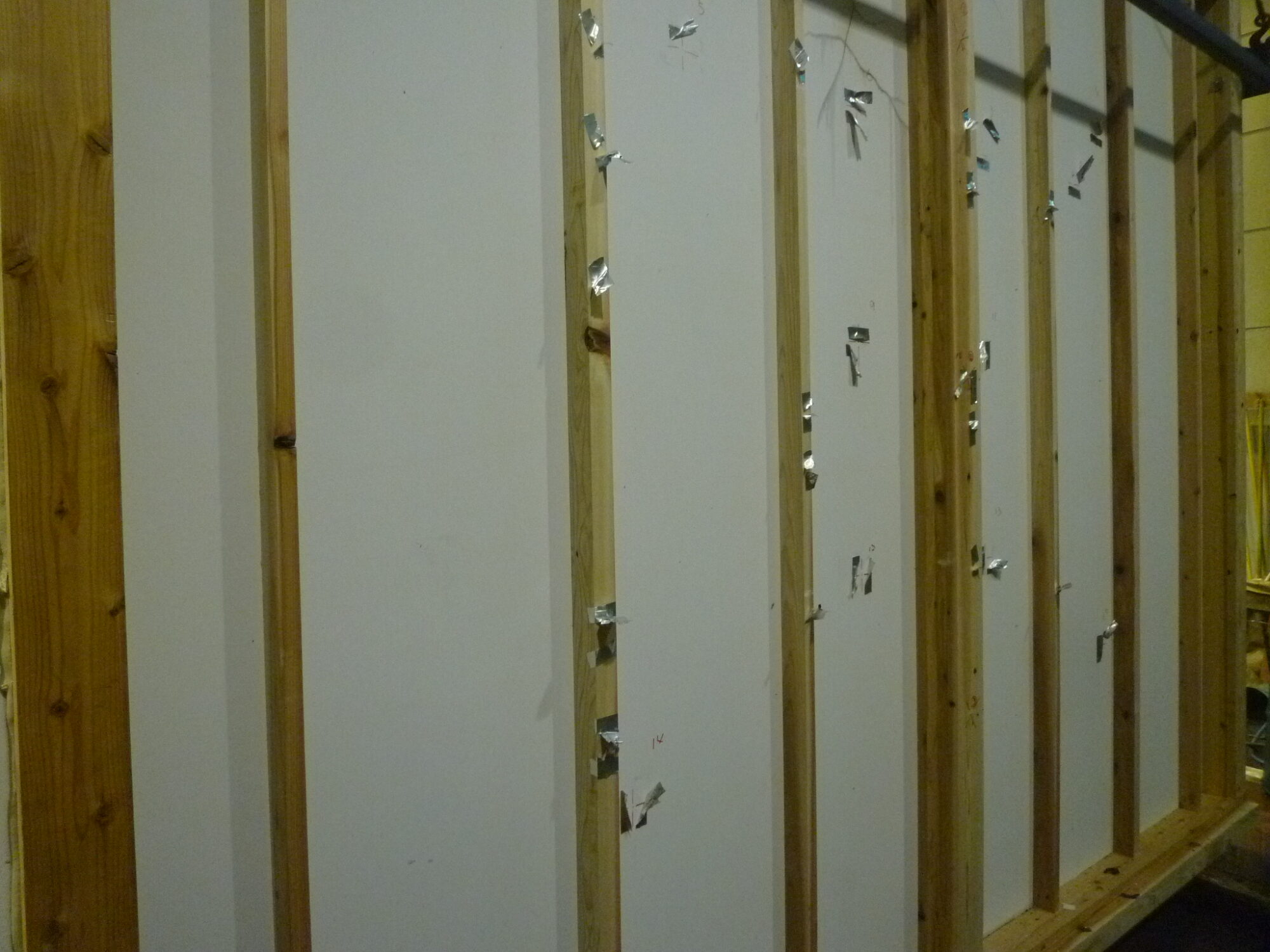 自然素材の家での耐火実験を終えた室内の壁の写真です