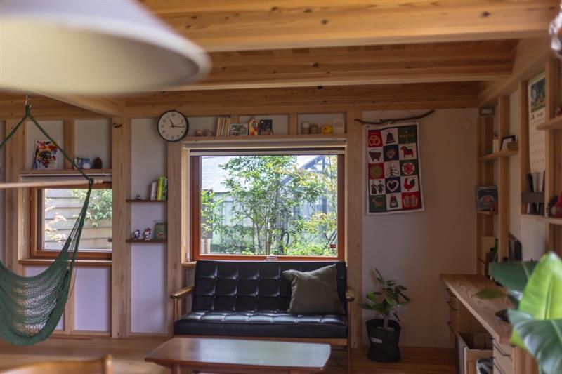 大開口サッシから中庭が見える家の写真です。