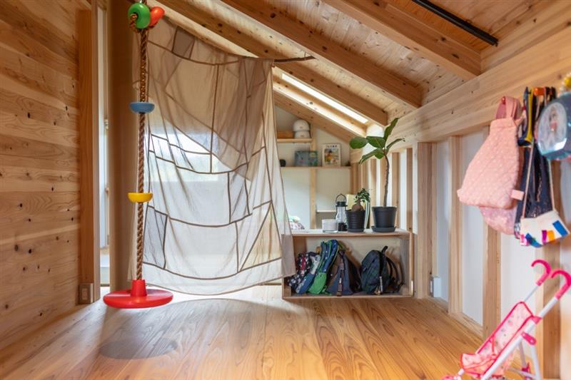 仕切りを無くした勾配天井の子ども部屋の写真です。