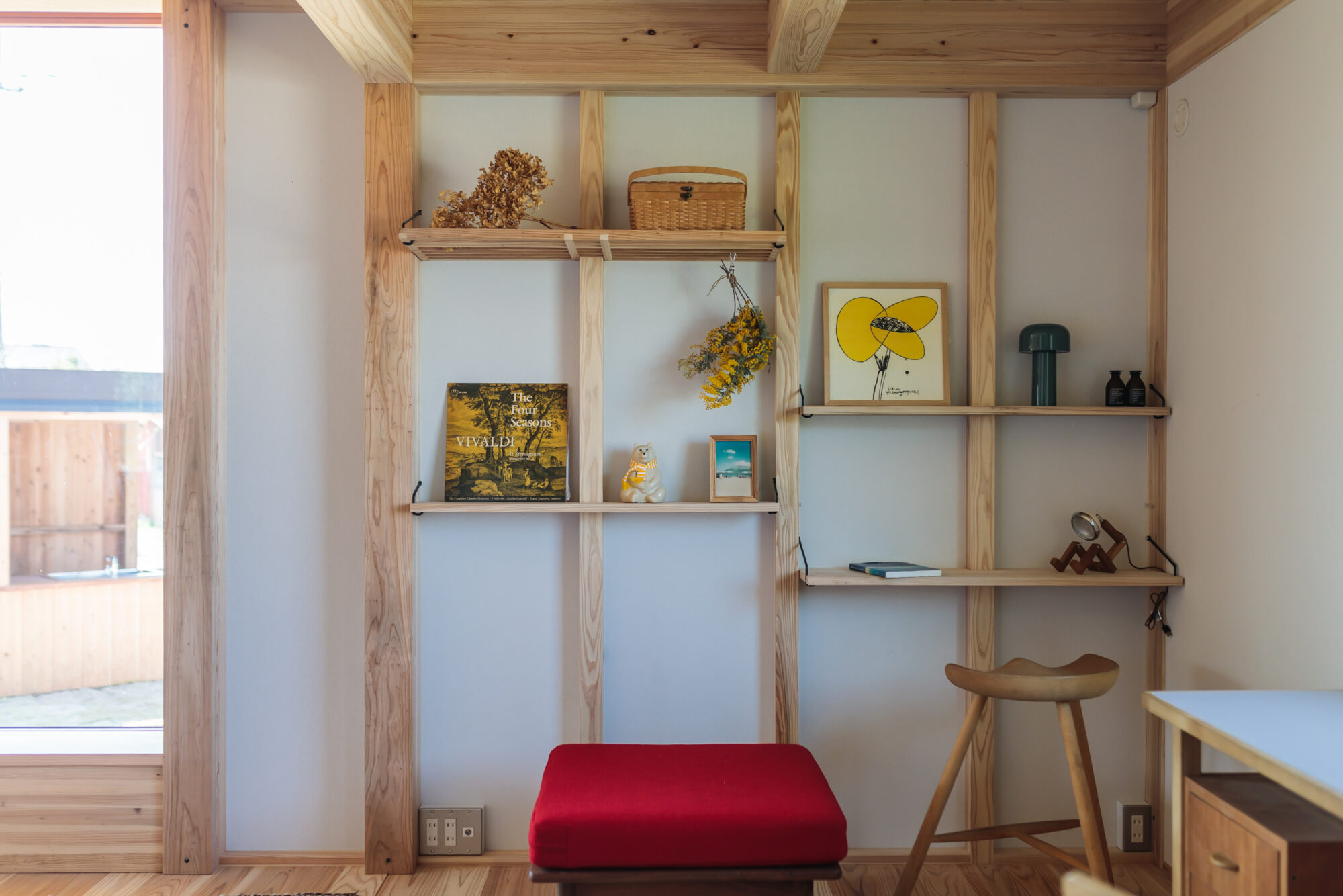 造作家具でつくられた棚にはお気に入りの絵や小物を置いている