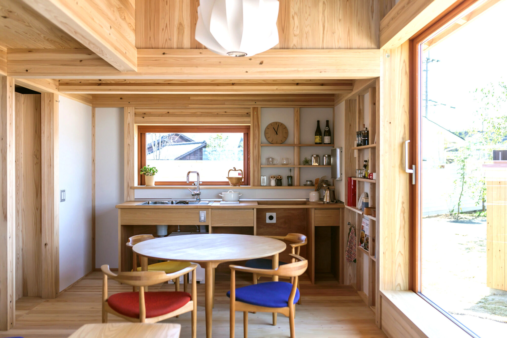 木製サッシのある造作キッチンと自由になる壁のPLAY WALLに小物を置いている