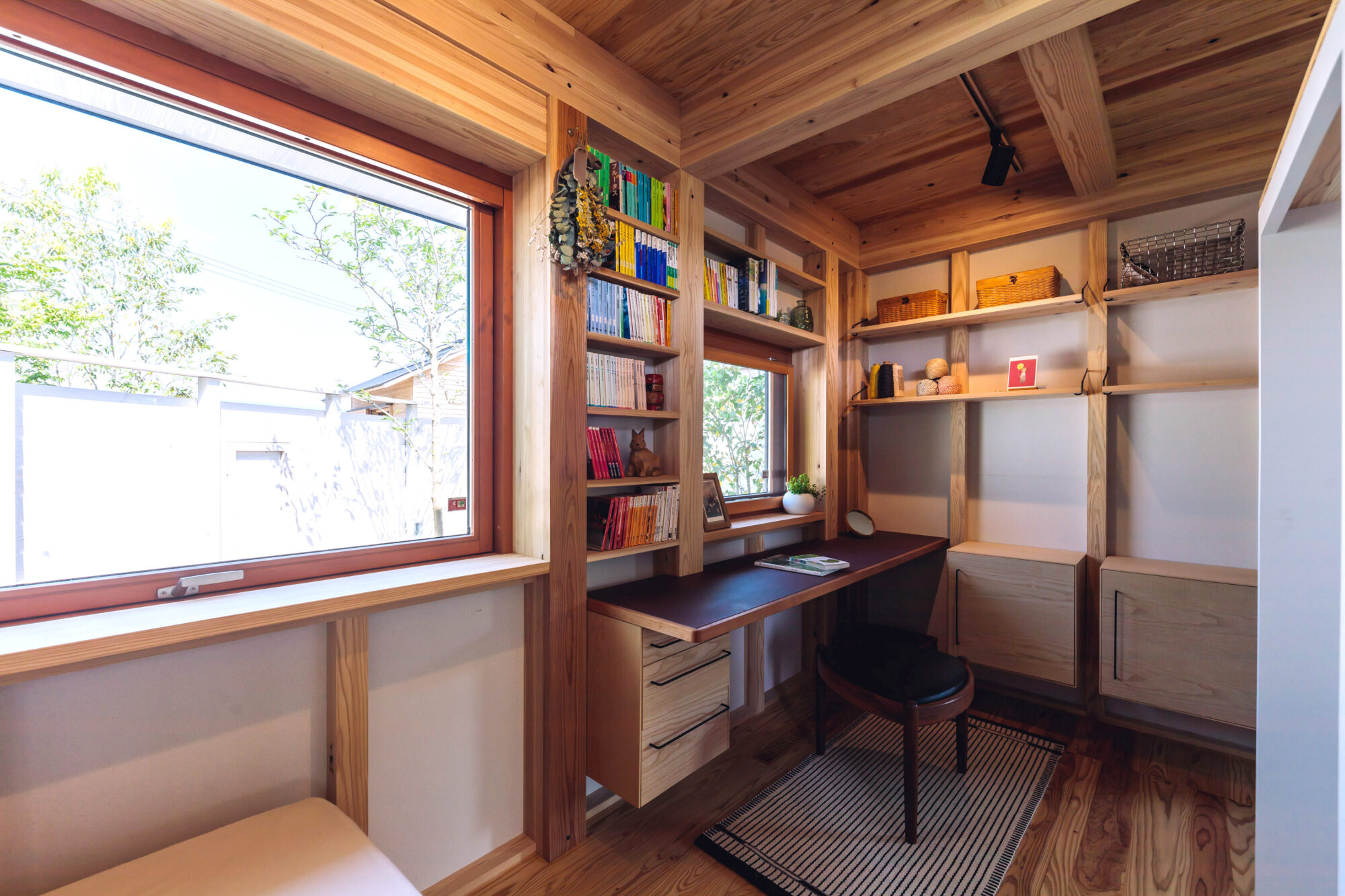 大開口サッシの横にはお気に入りの本やお気に入りの小物を置いた造作棚。