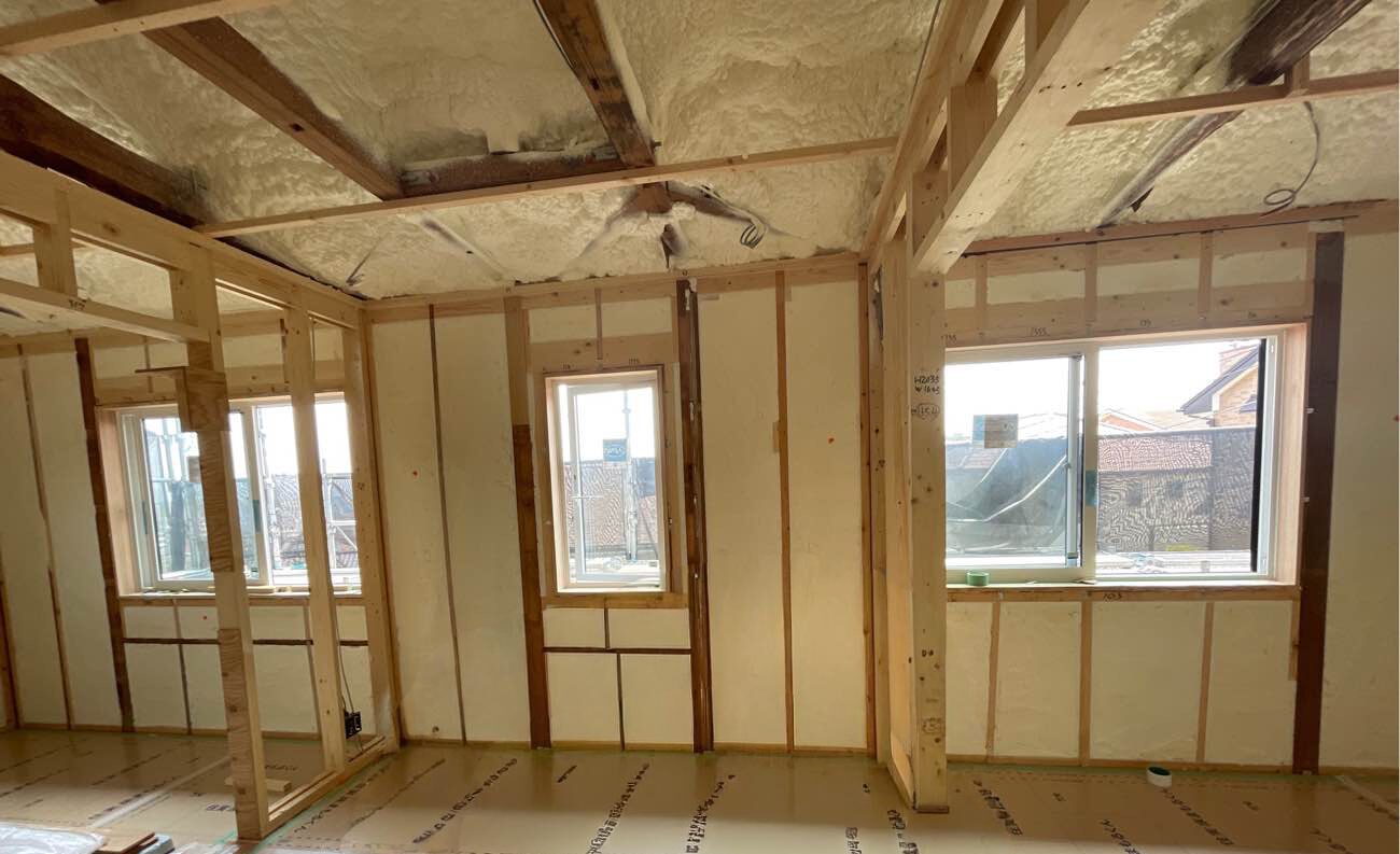 築47年戸建て住宅に断熱材とYKK APのAPW330の窓を入れた様子