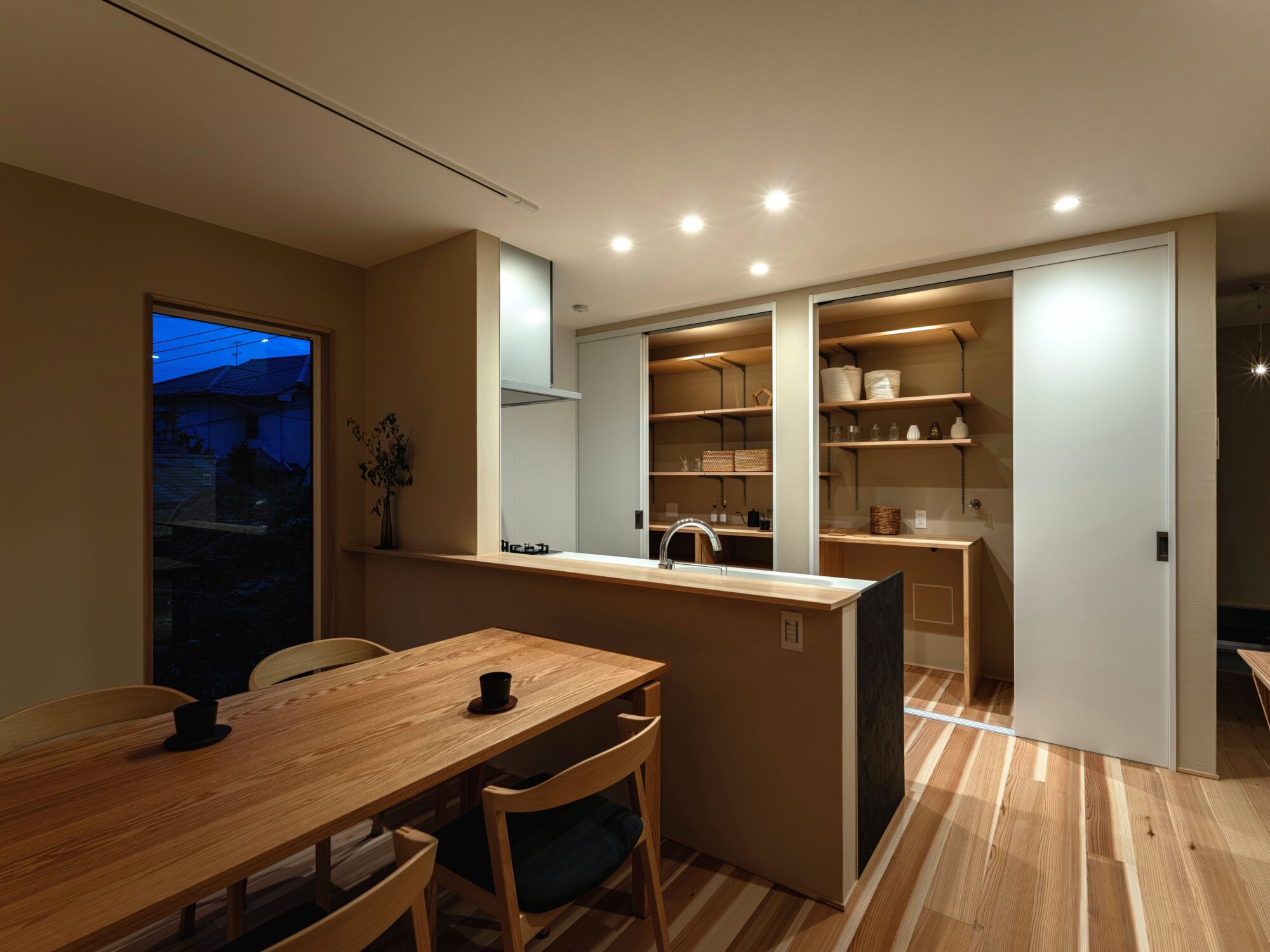 築47年のリノベーションしたリビングキッチンの夜の様子