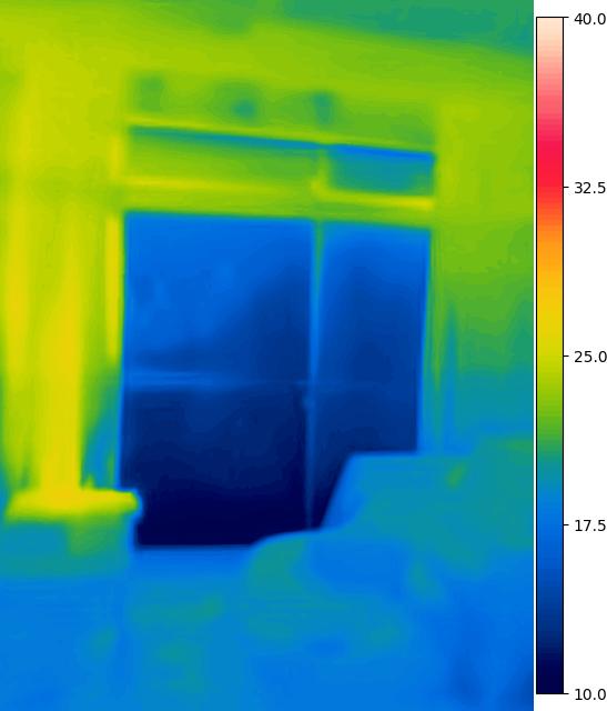 築47年戸建て住宅の室内リビングの冷気が入り込んでいるのが分かるサーモグラフィ画像