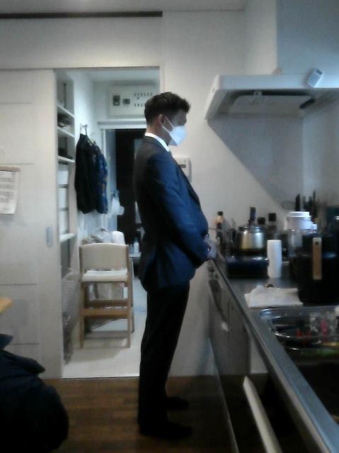 築47年リノベーションする前の戸建て住宅のキッチンに立つ