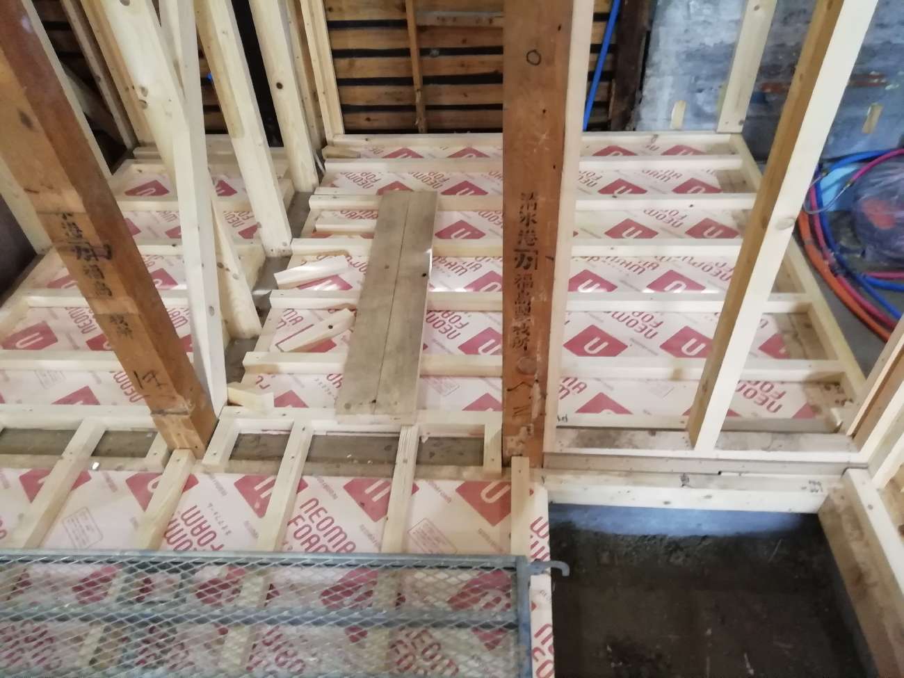 フルリノベーションした戸建て住宅にネオマフォームの床断熱材をいれた様子