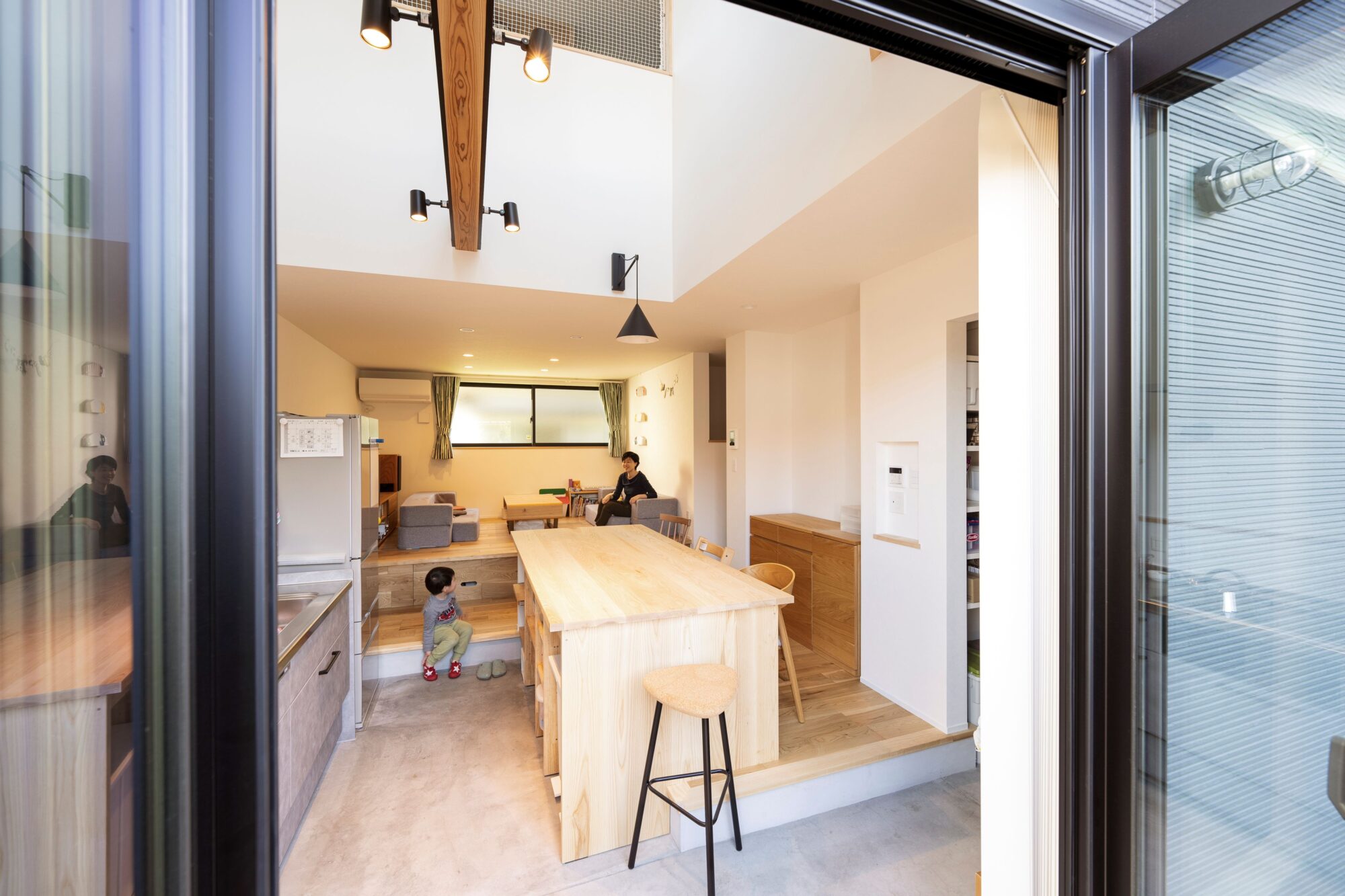 神奈川県葉山に建つ家。大開口サッシからは湘南の風が入り込む