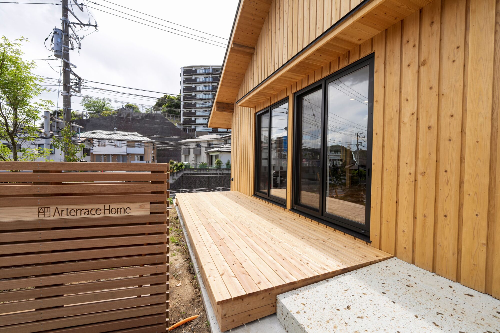 横浜市金沢区にあるアートテラスホームでは静岡天竜杉を外壁に使っている（施工当初の杉の色合い）