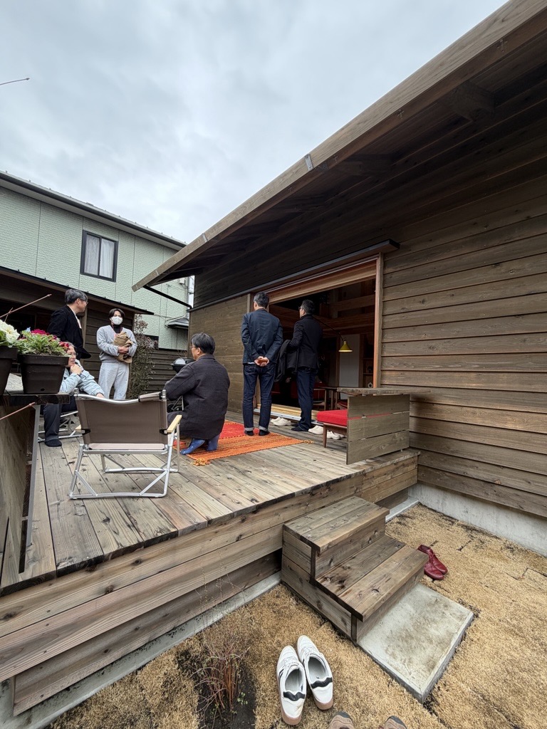 ウッドデッキで団欒する様子