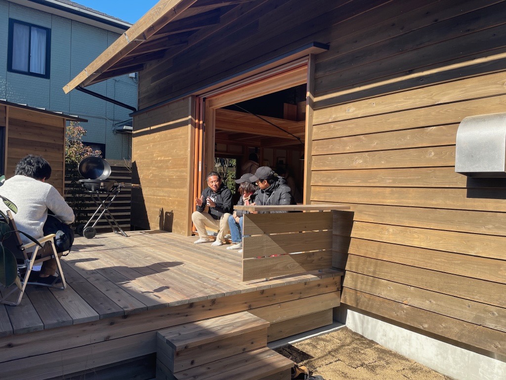 晴れた日、大開口サッシに座り会話