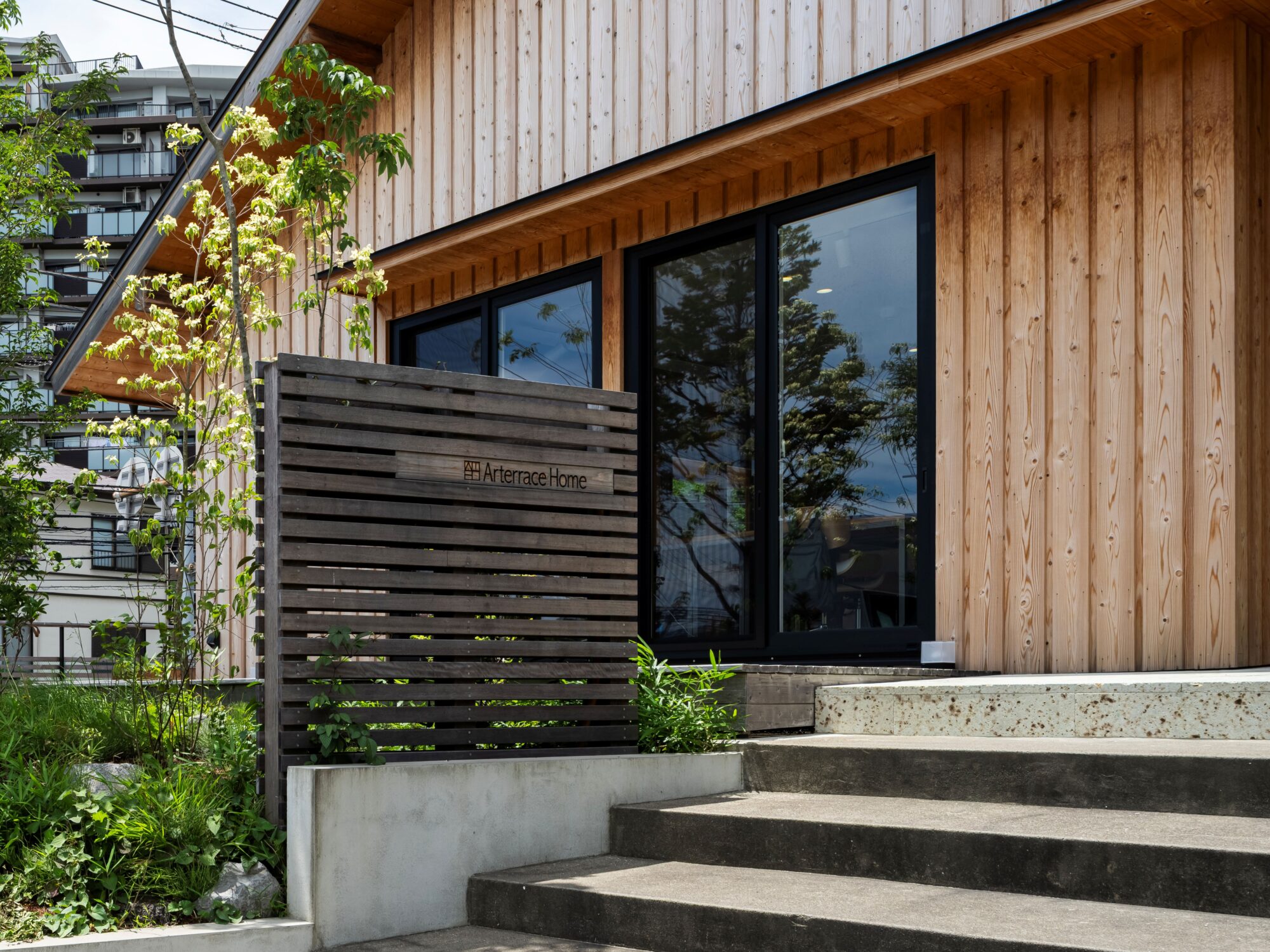 横浜市金沢区アートテラスホームの外壁の杉材が数年経った色合い