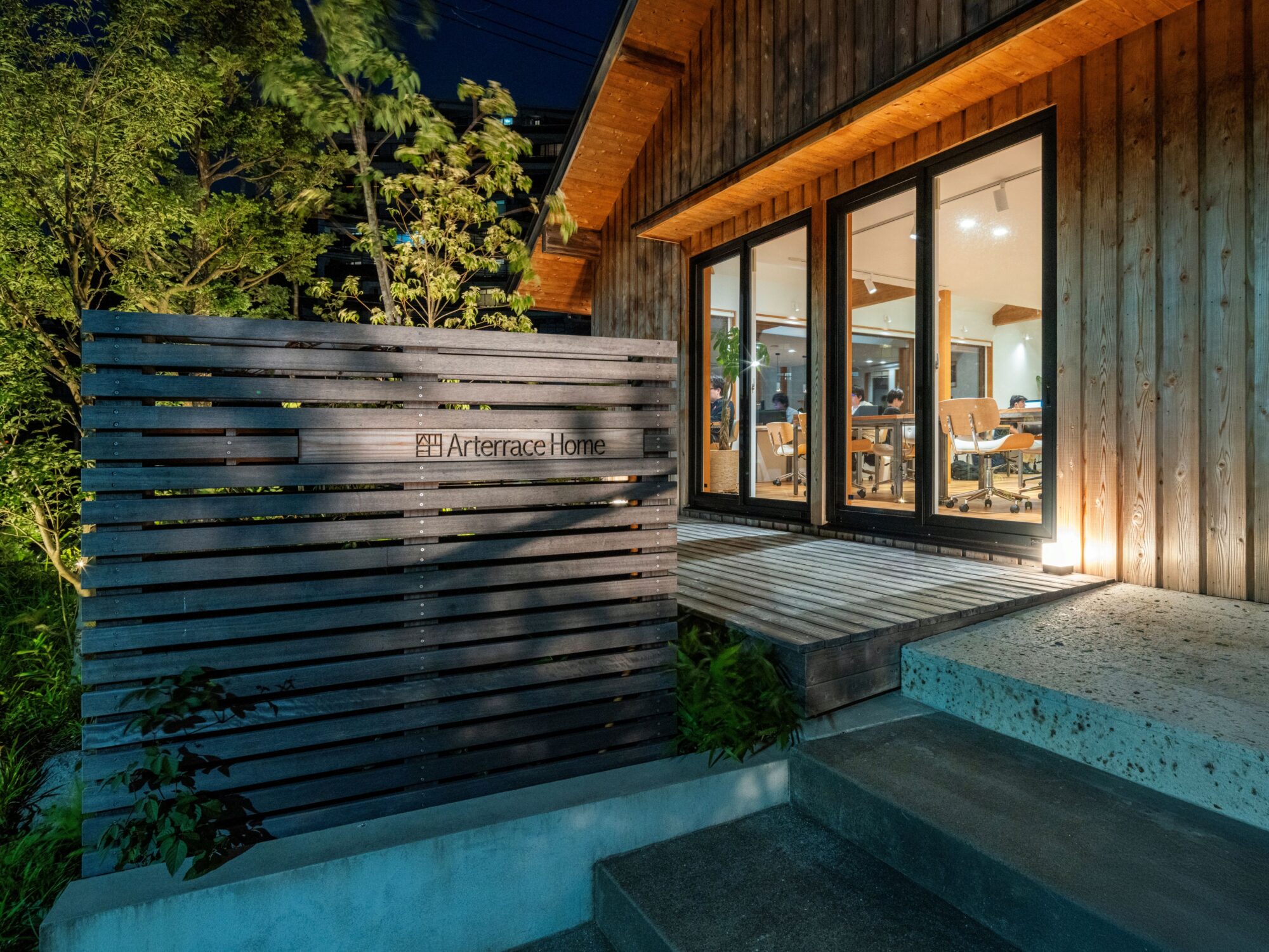 外壁に天竜杉を採用したアートテラスホームの夜の雰囲気